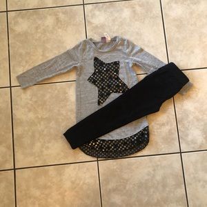 Girls Grey Shirt w/ Star Design and Black Jeggings Outfit